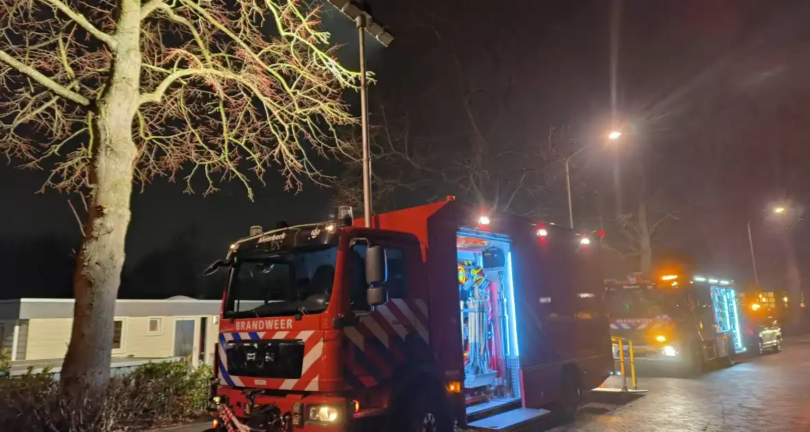 Grote inzet brandweer wegens zinkende woonboot - Foto 6