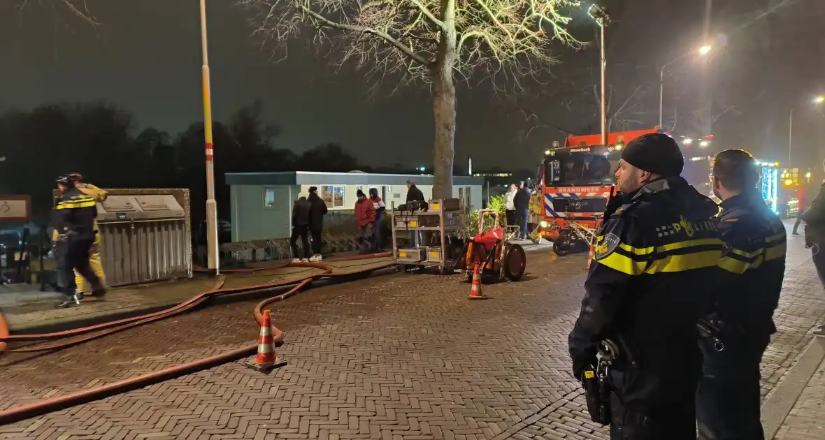 Grote inzet brandweer wegens zinkende woonboot - Foto 7