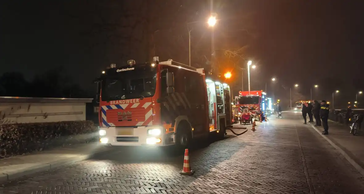 Grote inzet brandweer wegens zinkende woonboot - Foto 8