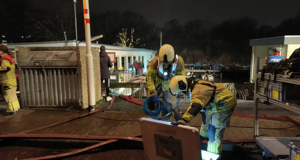 Grote inzet brandweer wegens zinkende woonboot - Foto 9