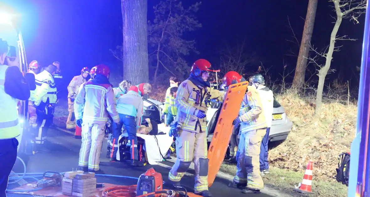 Gewonde en flinke schade na botsing tegen boom