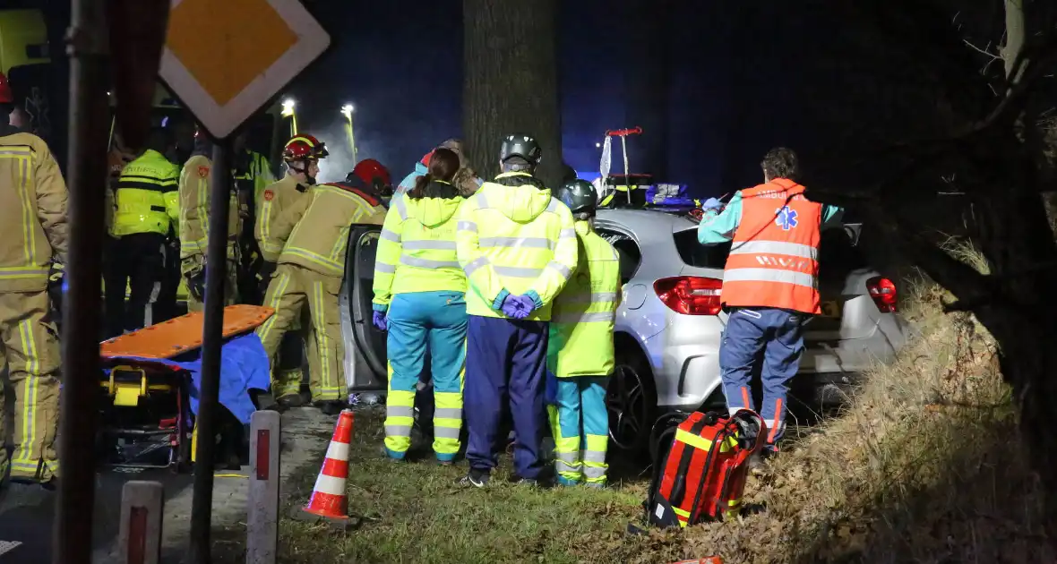 Gewonde en flinke schade na botsing tegen boom - Foto 1
