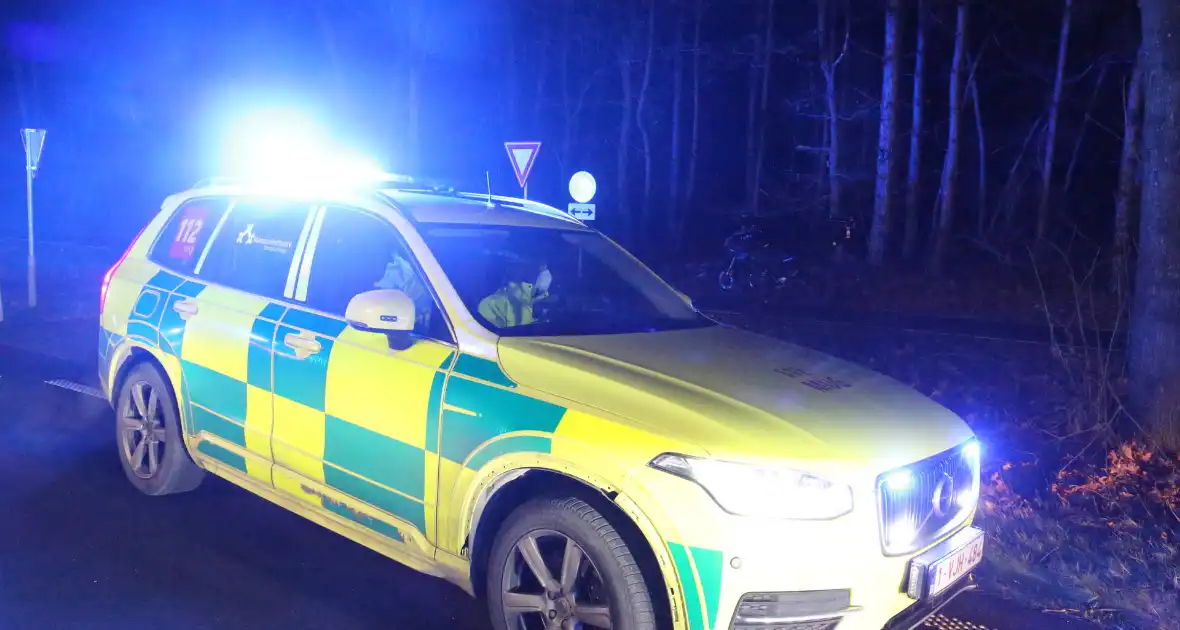 Gewonde en flinke schade na botsing tegen boom - Foto 10