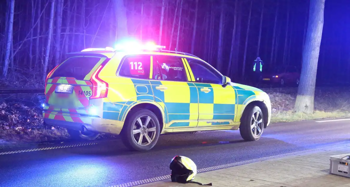 Gewonde en flinke schade na botsing tegen boom - Foto 11
