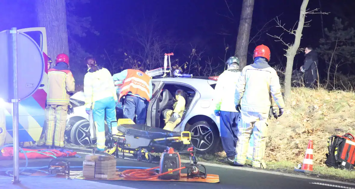 Gewonde en flinke schade na botsing tegen boom - Foto 2
