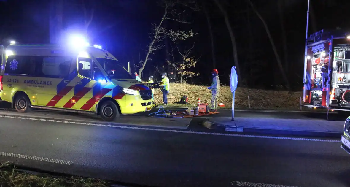 Gewonde en flinke schade na botsing tegen boom - Foto 3