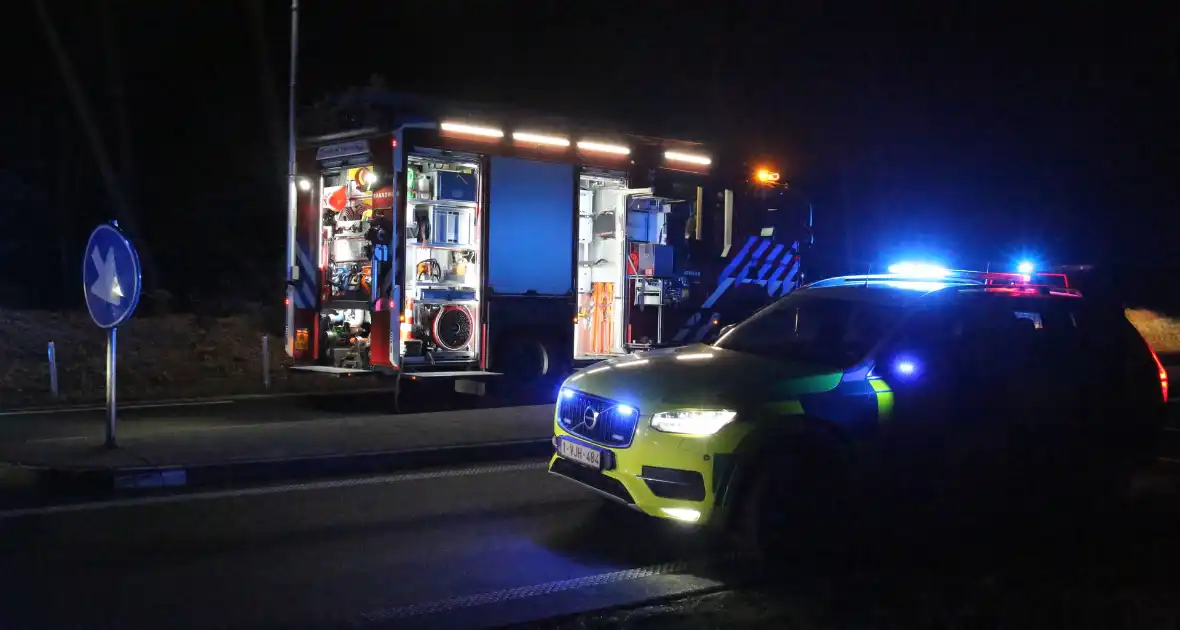 Gewonde en flinke schade na botsing tegen boom - Foto 4