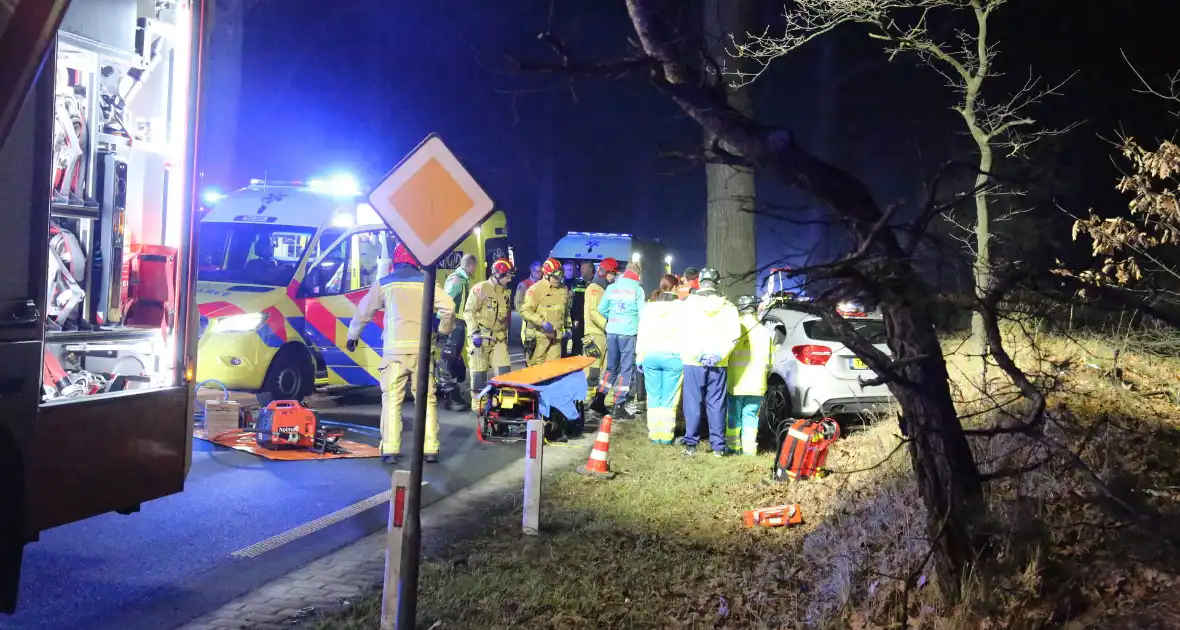 Gewonde en flinke schade na botsing tegen boom - Foto 5