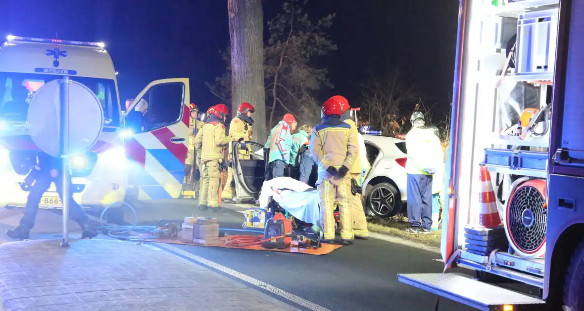 Gewonde en flinke schade na botsing tegen boom - Foto 6