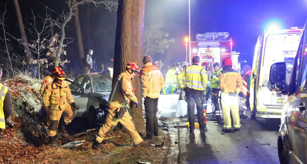 Gewonde en flinke schade na botsing tegen boom - Foto 8