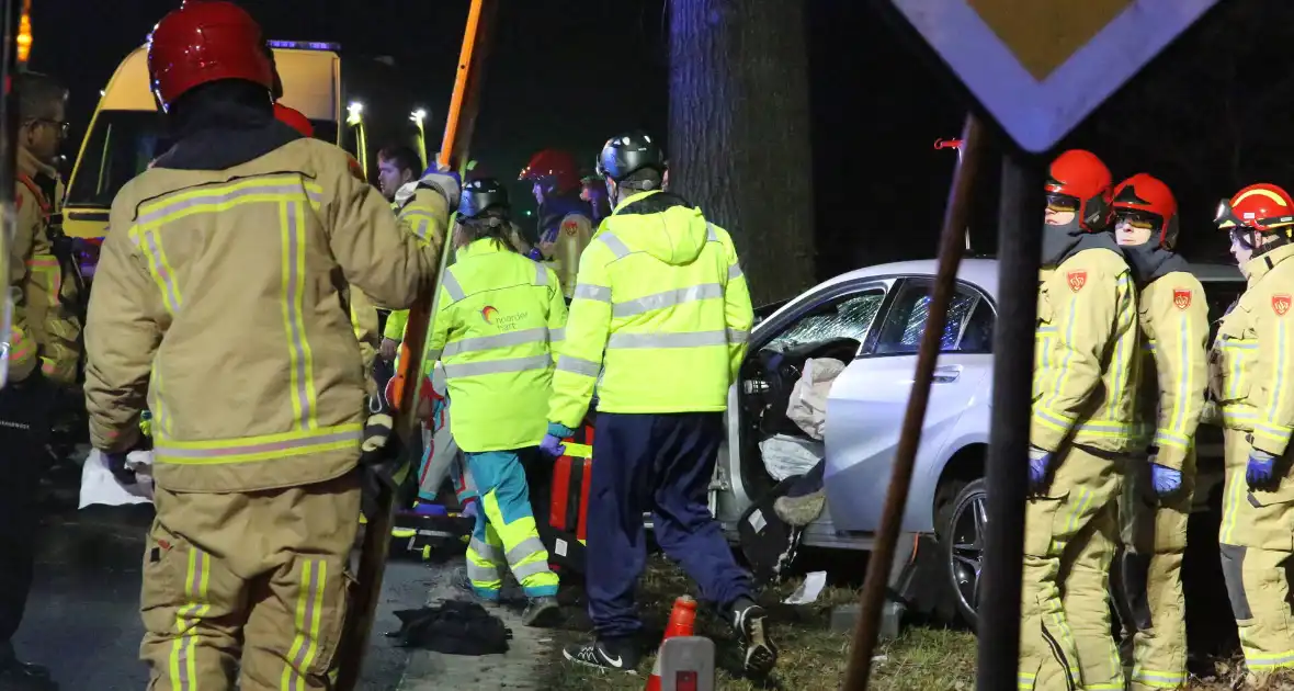 Gewonde en flinke schade na botsing tegen boom - Foto 9