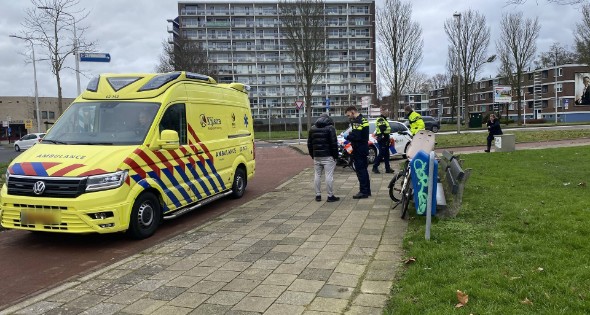 Fietser door ambulance naar huis gebracht na botsing