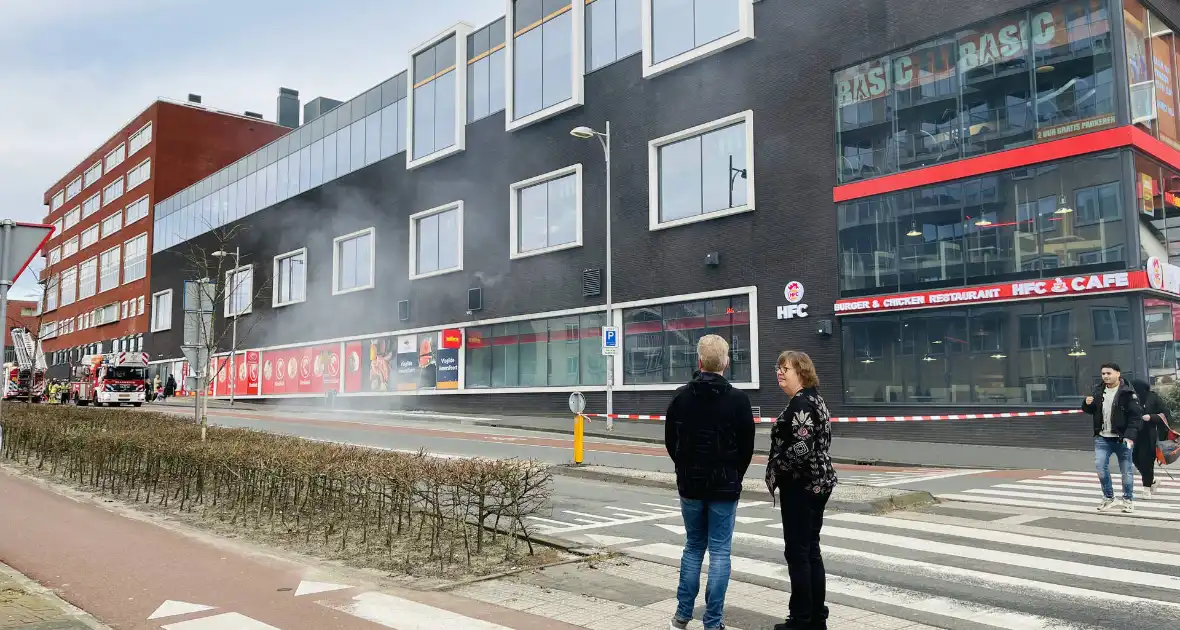 Winkelcentrum ontruimd vanwege brand - Foto 1