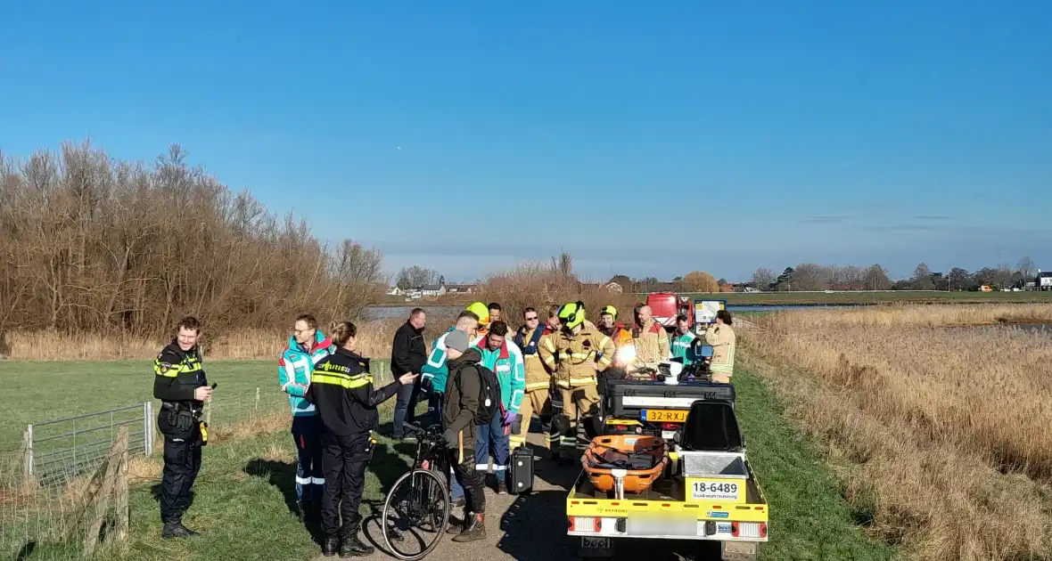 Veel inzet na aantreffen fiets langs het water - Foto 4