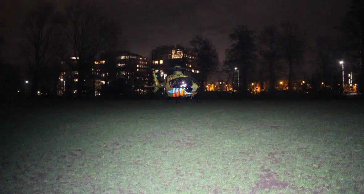 Traumahelikopter landt voor medisch noodgeval - Foto 1