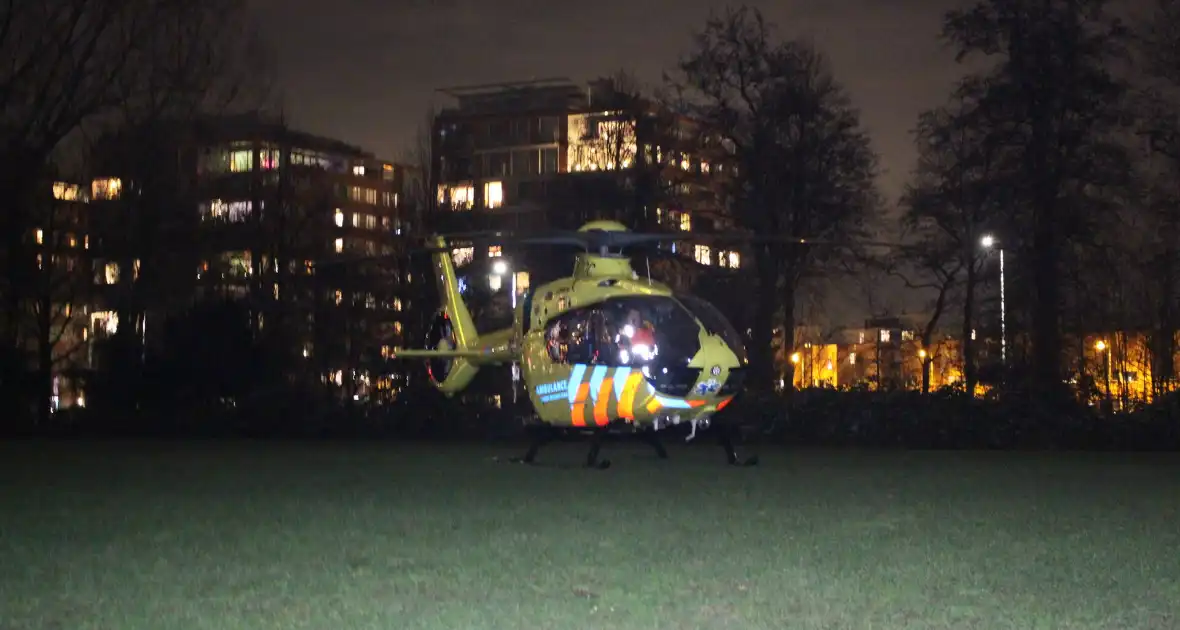 Traumahelikopter landt voor medisch noodgeval - Foto 2