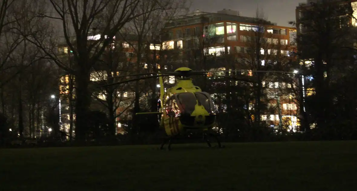 Traumahelikopter landt voor medisch noodgeval - Foto 4