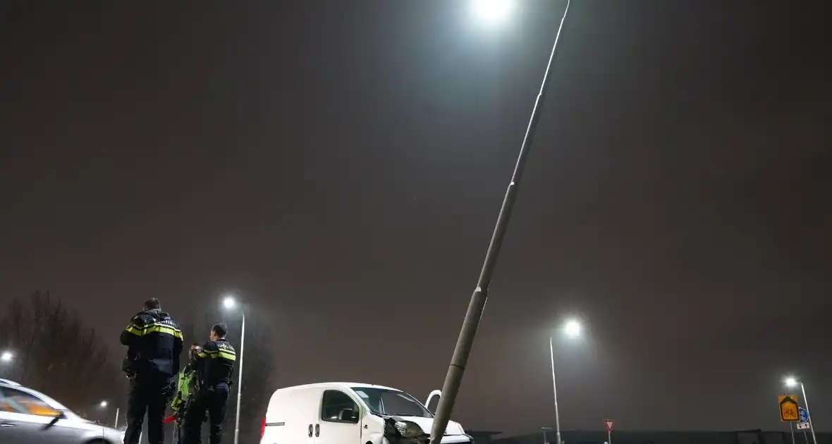 Bestelwagen klapt op lantaarnpaal - Foto 3