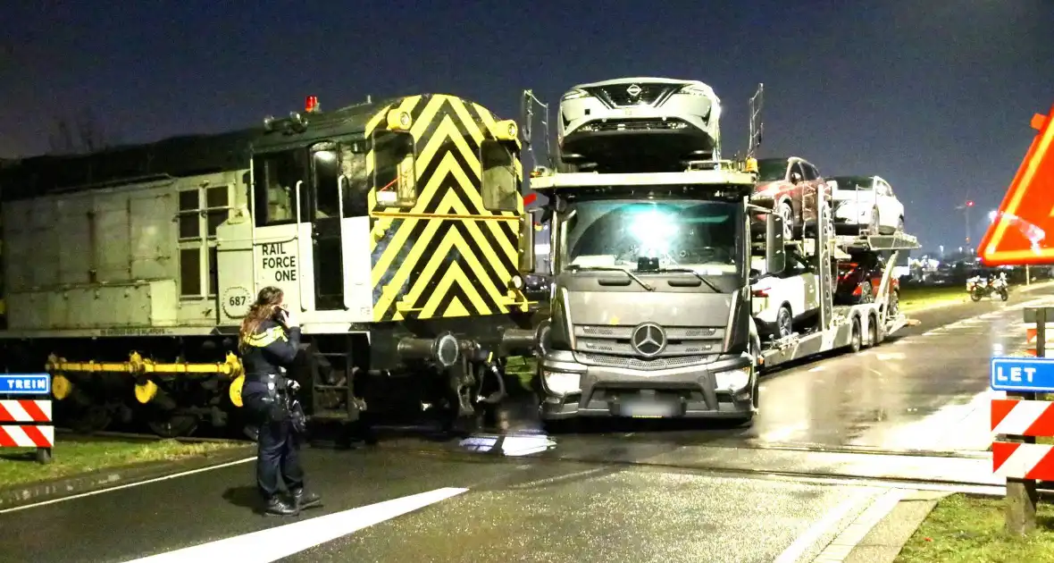 Goederentrein botst tegen vrachtwagen bij spoorwegovergang