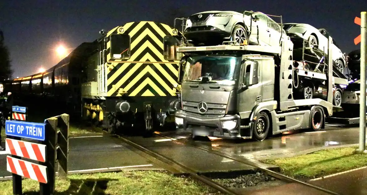 Goederentrein botst tegen vrachtwagen bij spoorwegovergang - Foto 1