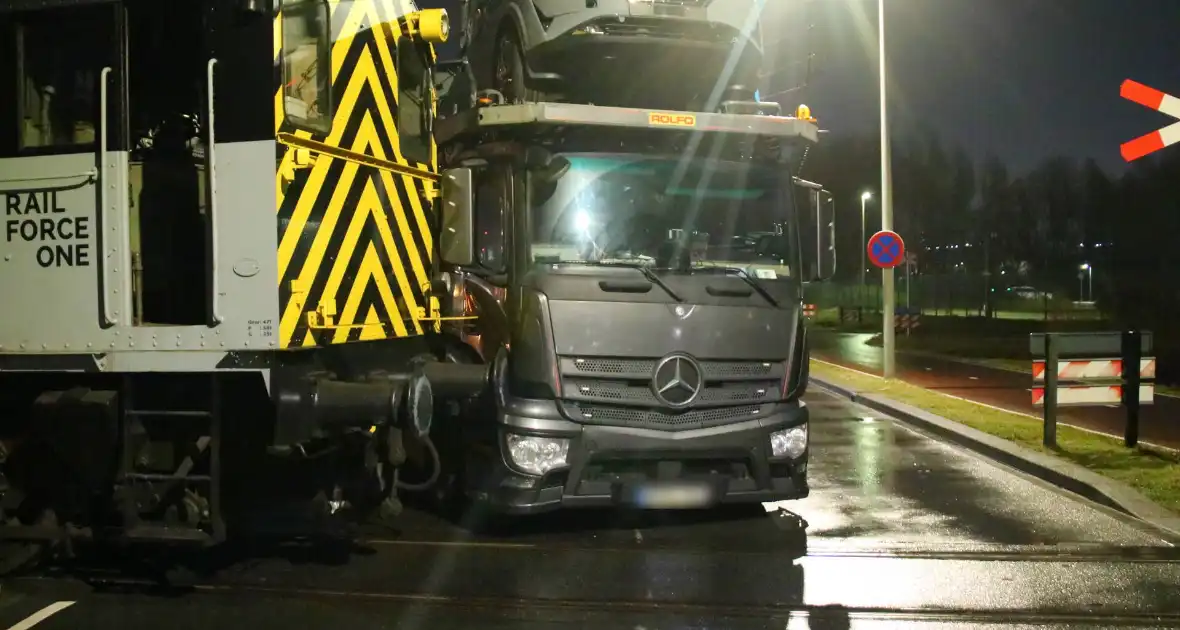 Goederentrein botst tegen vrachtwagen bij spoorwegovergang - Foto 10