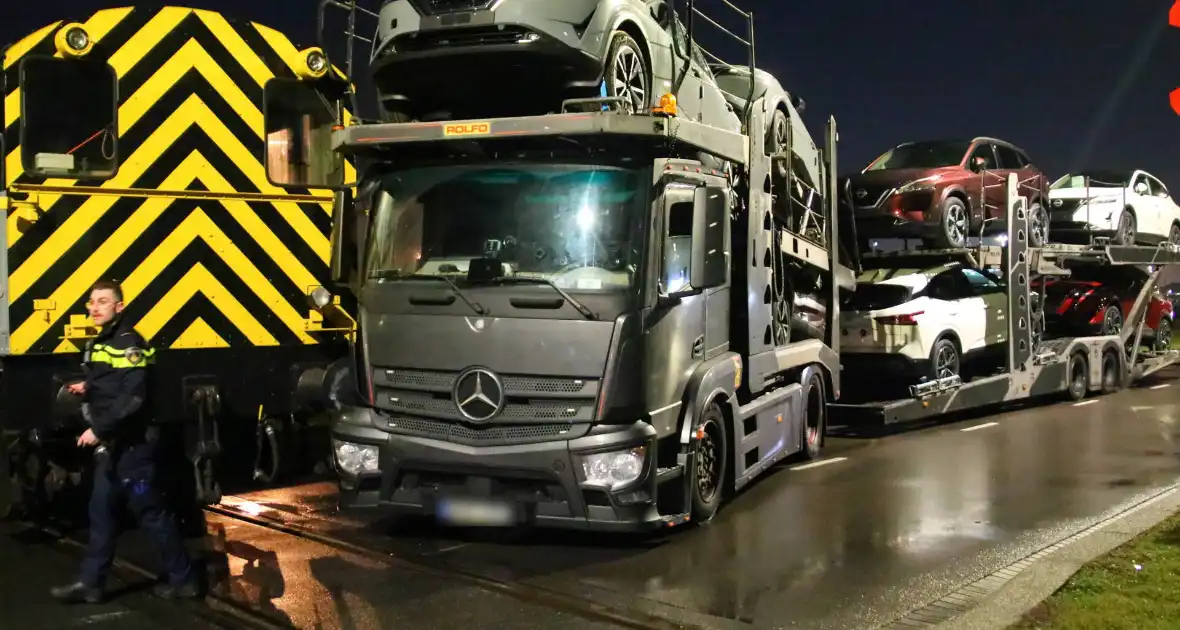 Goederentrein botst tegen vrachtwagen bij spoorwegovergang - Foto 2