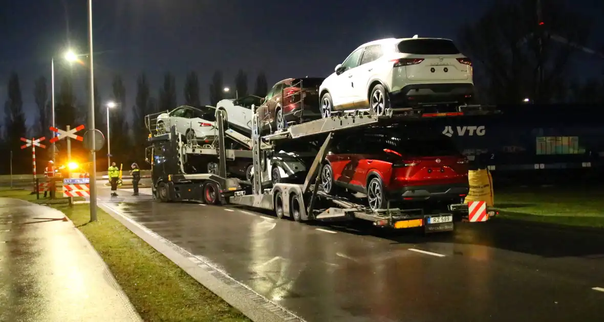 Goederentrein botst tegen vrachtwagen bij spoorwegovergang - Foto 3