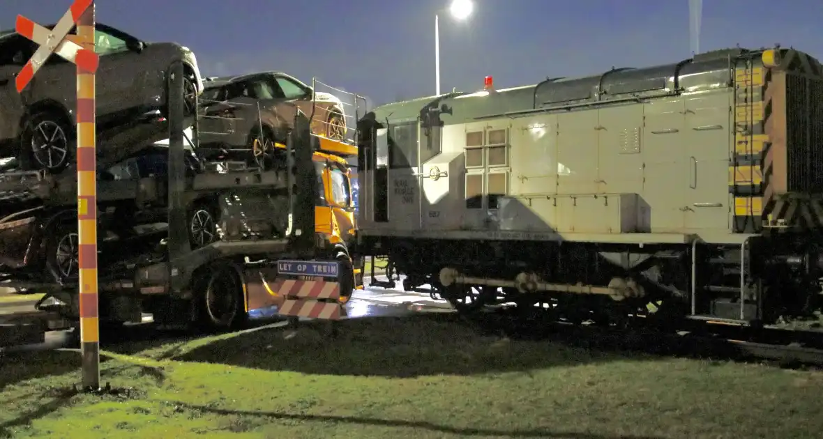 Goederentrein botst tegen vrachtwagen bij spoorwegovergang - Foto 4