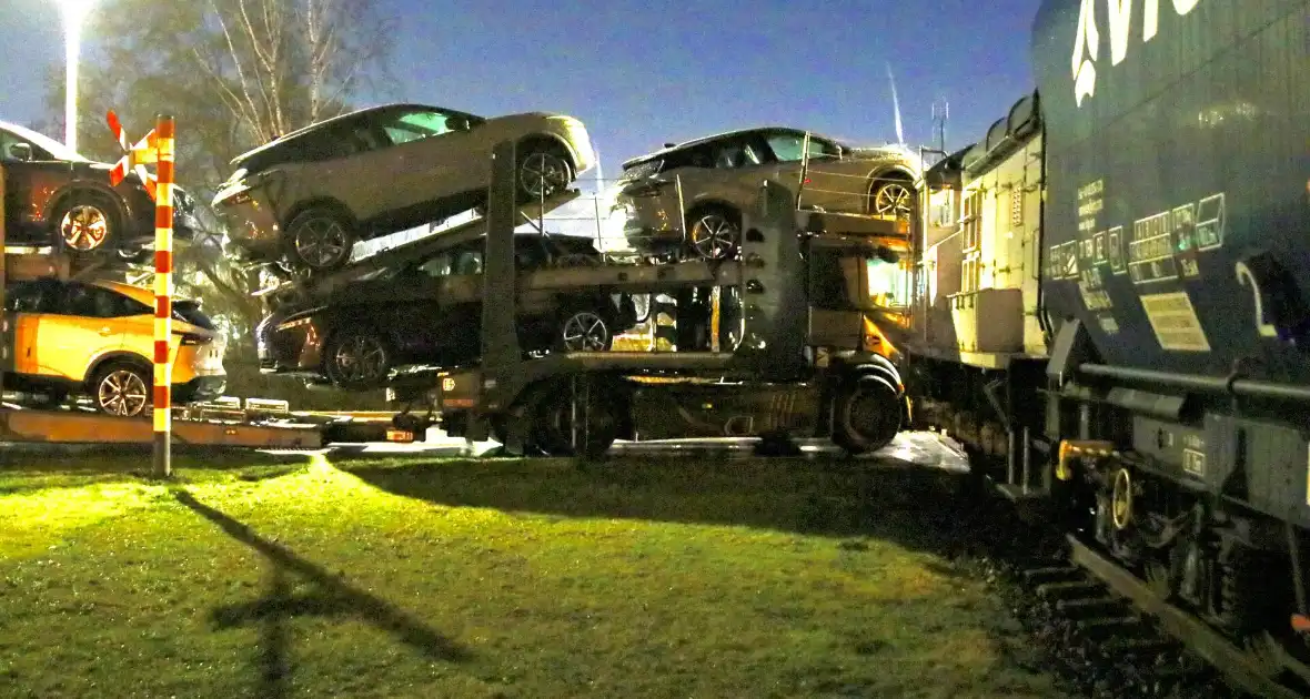 Goederentrein botst tegen vrachtwagen bij spoorwegovergang - Foto 5