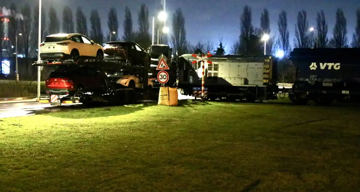 Goederentrein botst tegen vrachtwagen bij spoorwegovergang - Foto 6