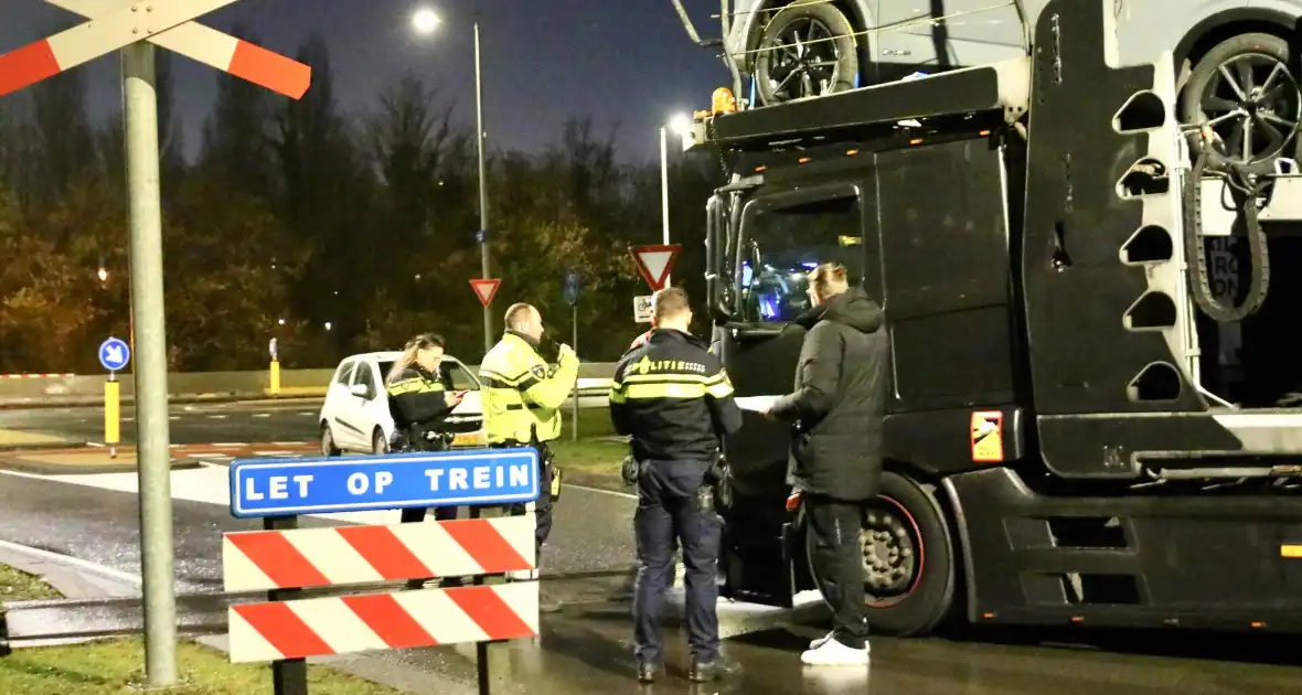 Goederentrein botst tegen vrachtwagen bij spoorwegovergang - Foto 7