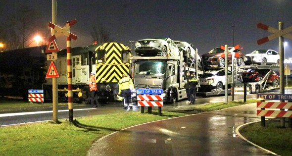 Goederentrein botst tegen vrachtwagen bij spoorwegovergang - Afbeelding 8
