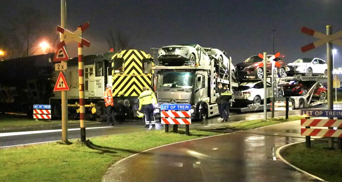 Goederentrein botst tegen vrachtwagen bij spoorwegovergang - Foto 8