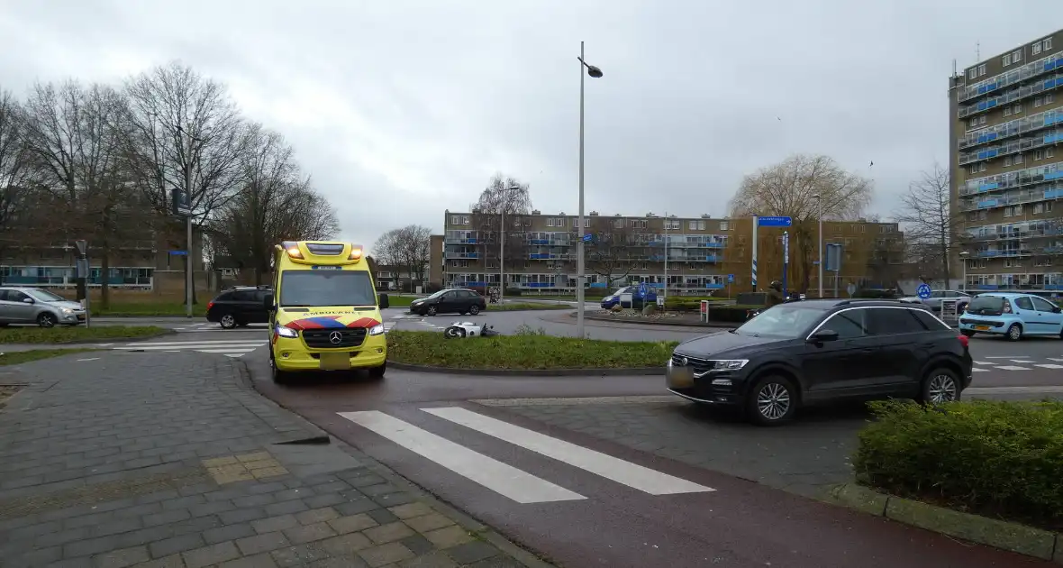 Scooterrijder gewond naar het ziekenhuis na aanrijding
