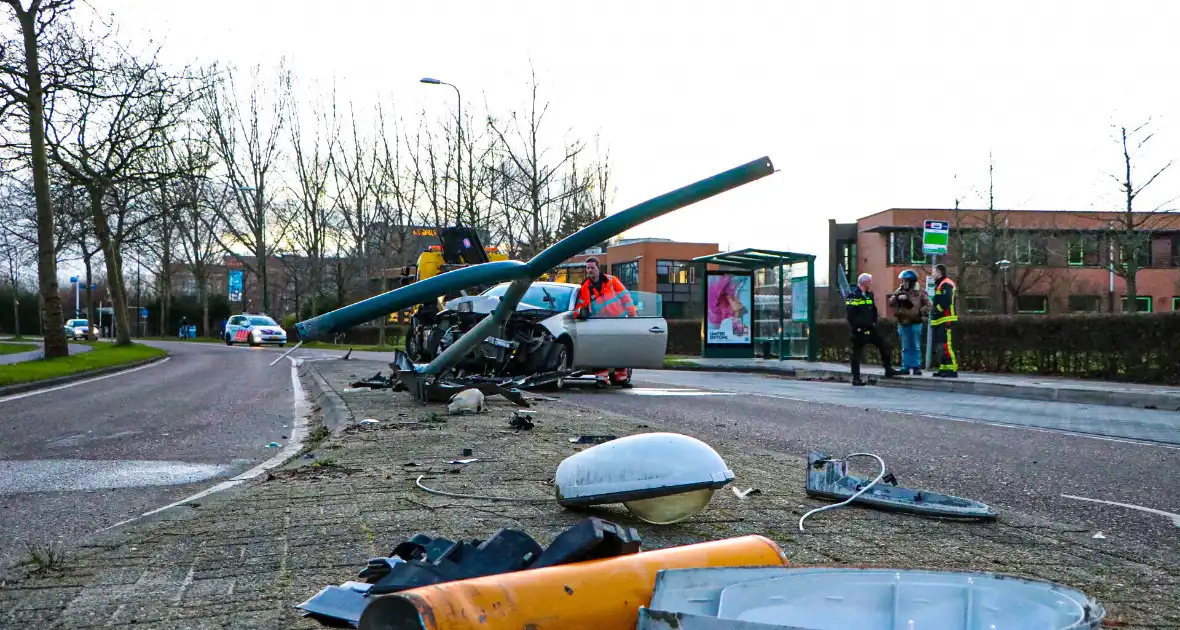 Automobilist knalt op lantaarnpaal en richt flinke ravage aan