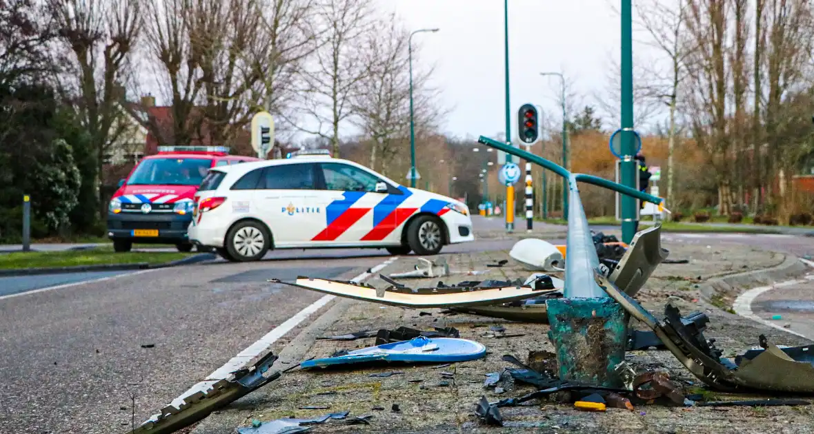 Automobilist knalt op lantaarnpaal en richt flinke ravage aan - Foto 1