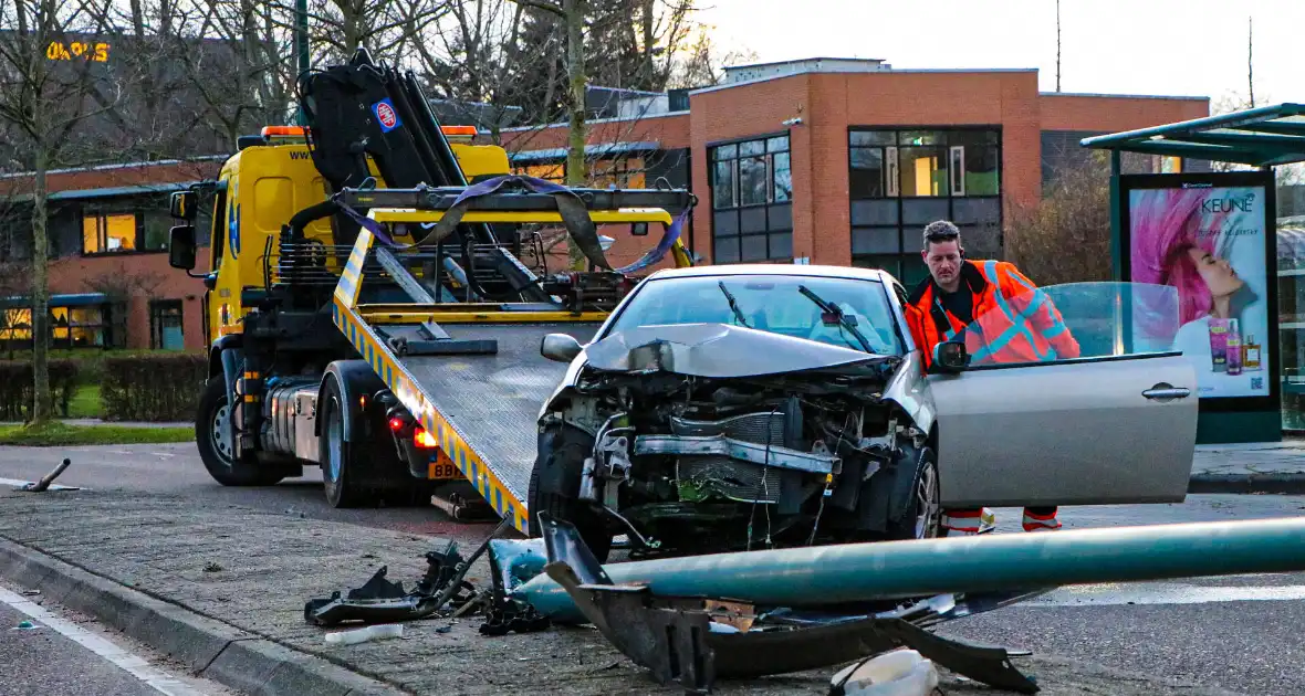 Automobilist knalt op lantaarnpaal en richt flinke ravage aan - Foto 2