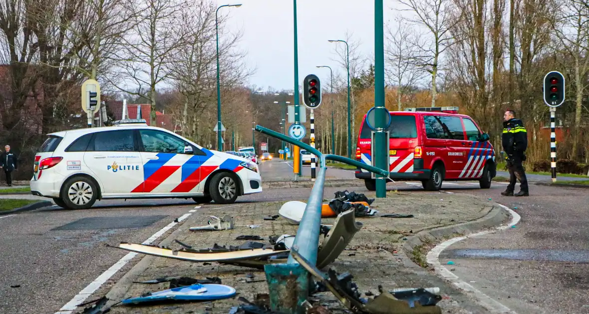 Automobilist knalt op lantaarnpaal en richt flinke ravage aan - Foto 3