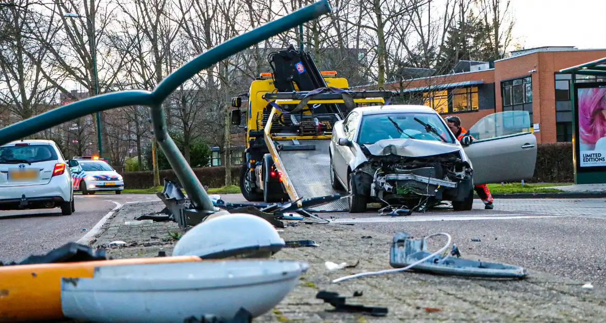 Automobilist knalt op lantaarnpaal en richt flinke ravage aan - Foto 4