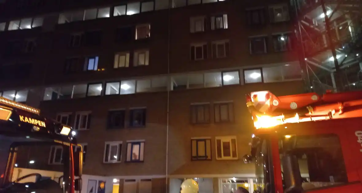 Brandweer verricht onderzoek naar mogelijke brand in flat - Foto 1