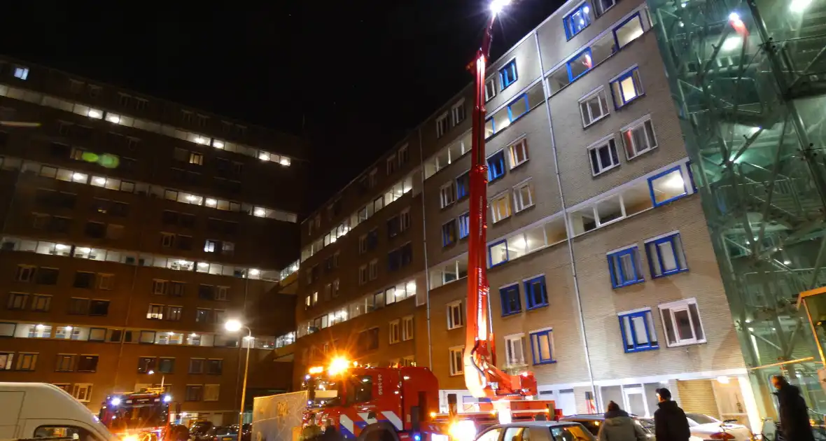 Brandweer verricht onderzoek naar mogelijke brand in flat - Foto 10