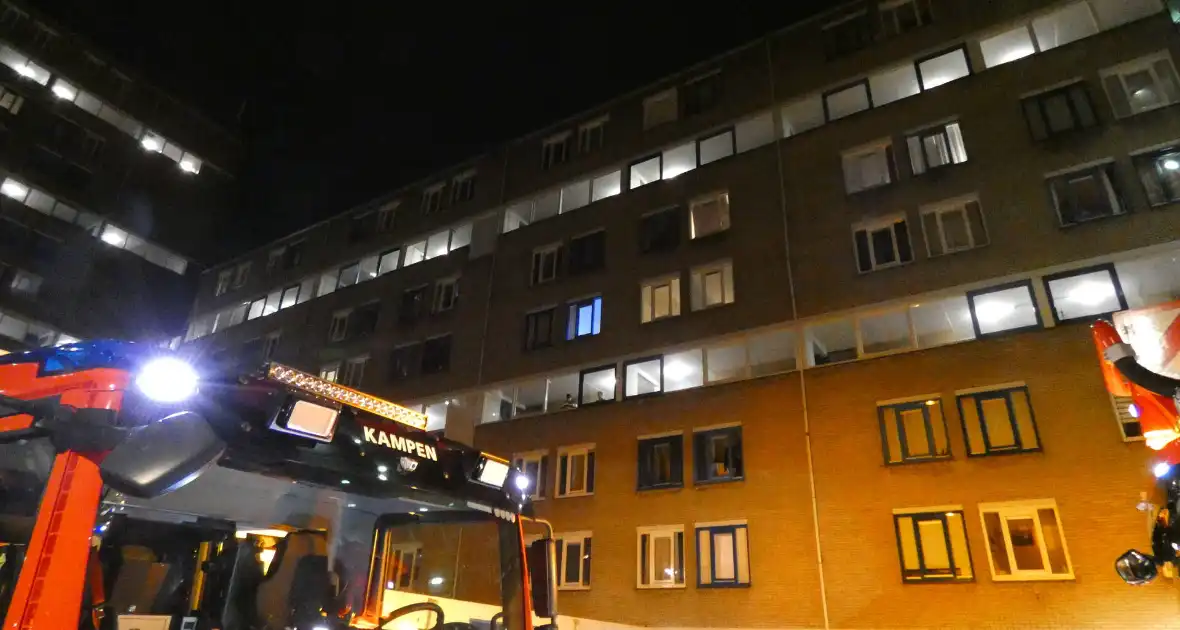 Brandweer verricht onderzoek naar mogelijke brand in flat - Foto 2