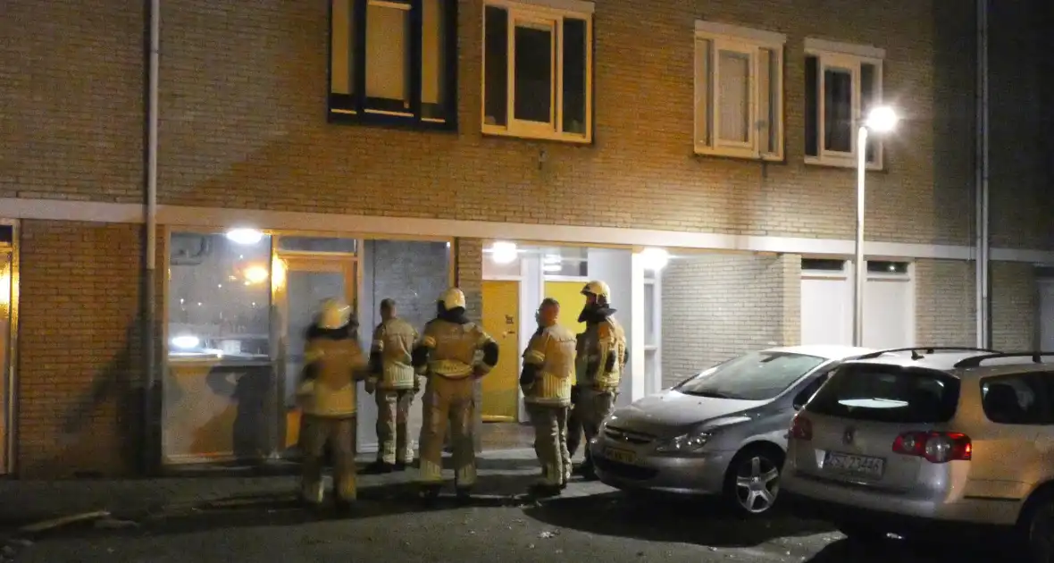 Brandweer verricht onderzoek naar mogelijke brand in flat - Foto 4