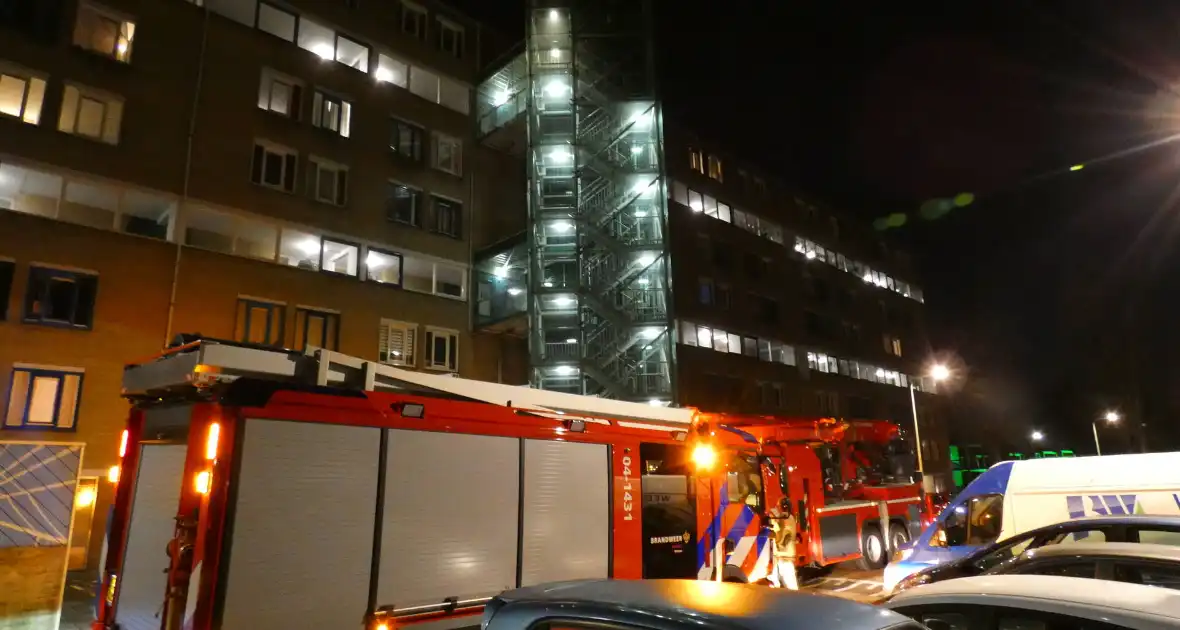 Brandweer verricht onderzoek naar mogelijke brand in flat - Foto 5