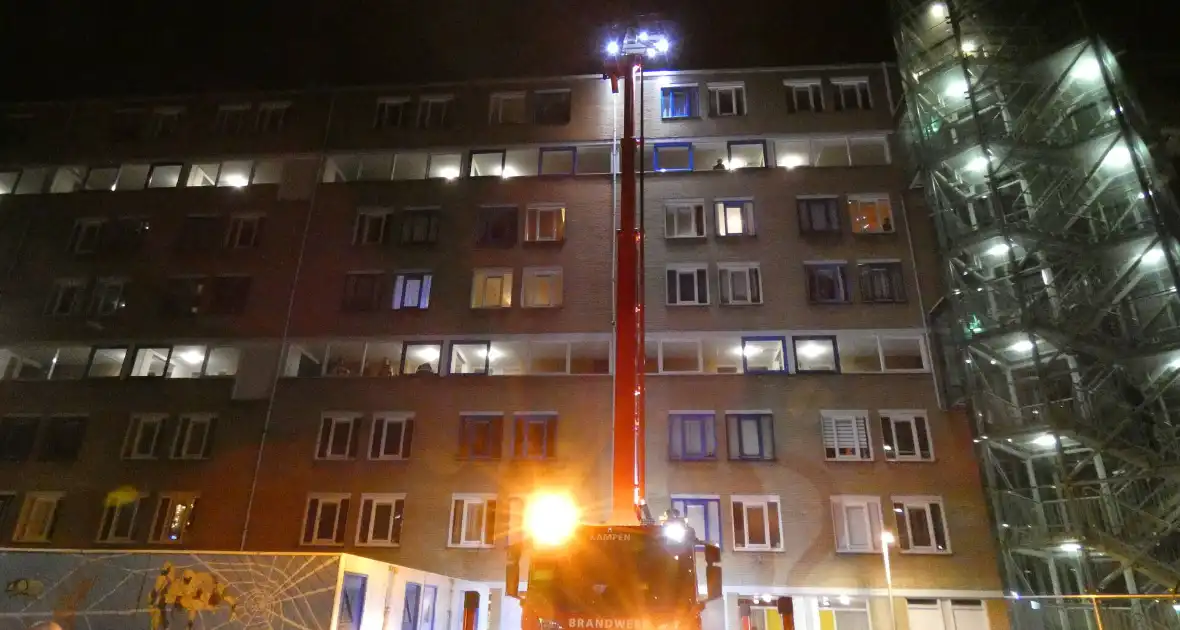 Brandweer verricht onderzoek naar mogelijke brand in flat - Foto 7