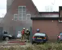 Auto vliegt in spuitcabine in brand