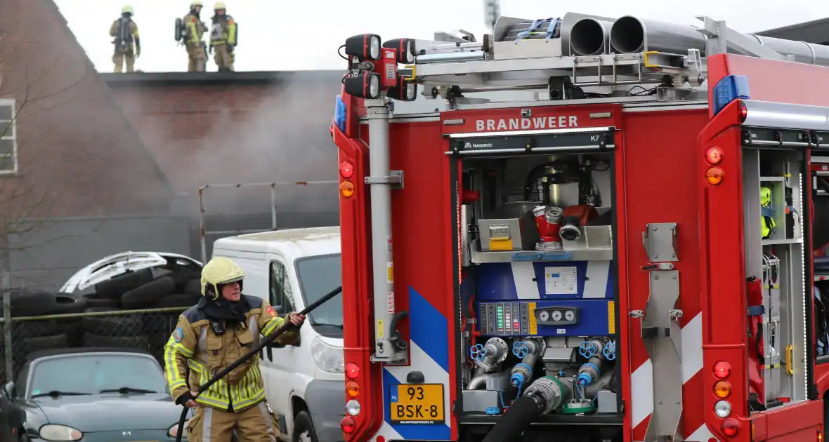 Auto vliegt in spuitcabine in brand - Foto 1