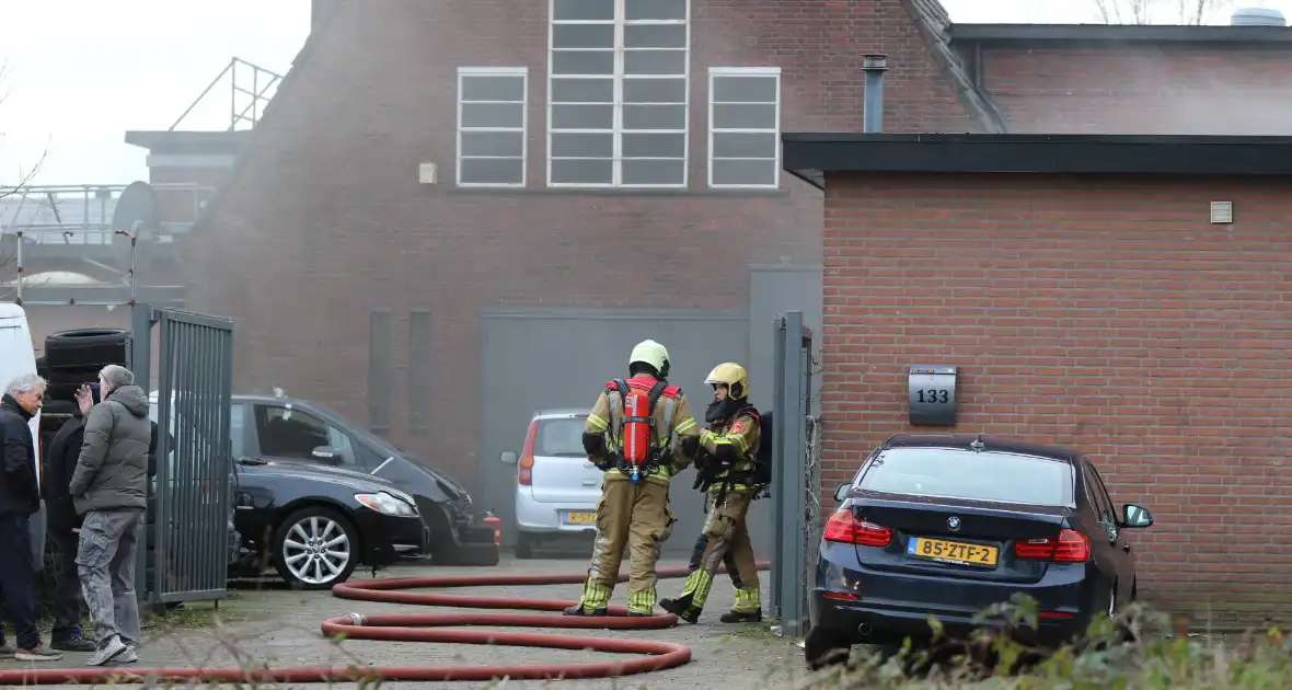 Auto vliegt in spuitcabine in brand - Foto 4