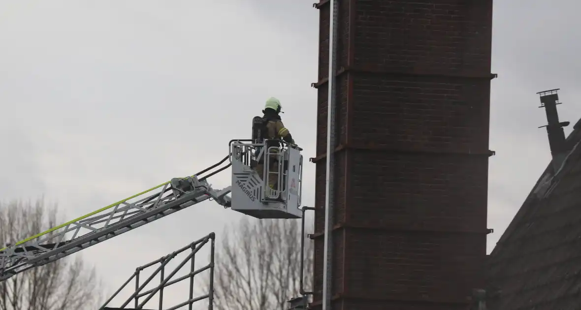 Auto vliegt in spuitcabine in brand - Foto 5