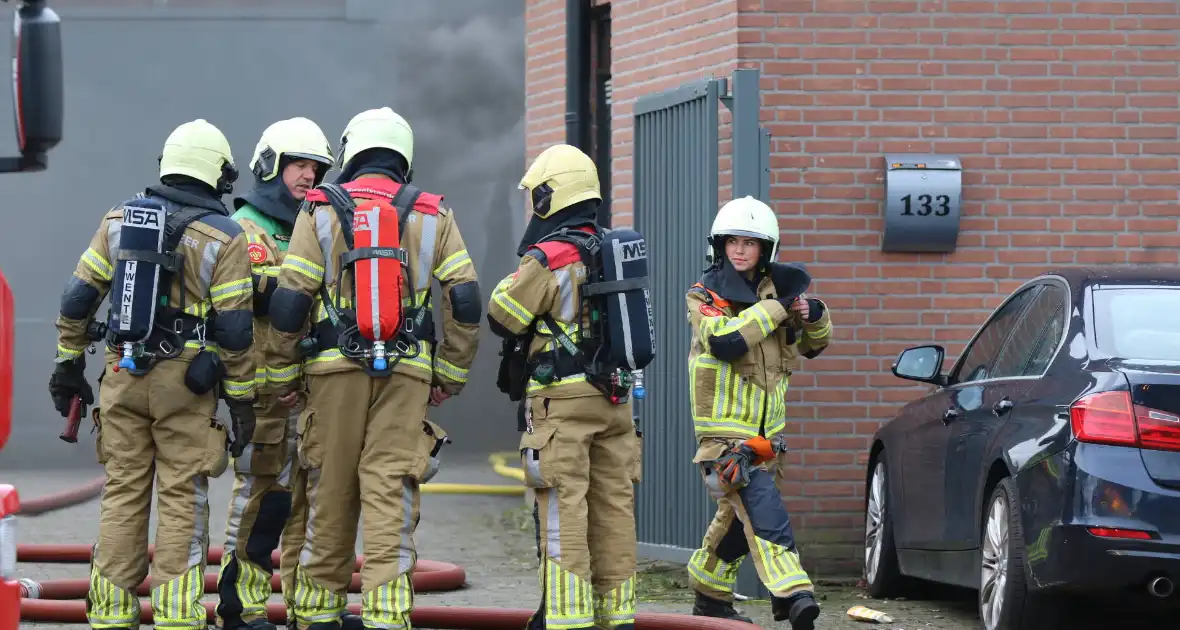 Auto vliegt in spuitcabine in brand - Foto 6